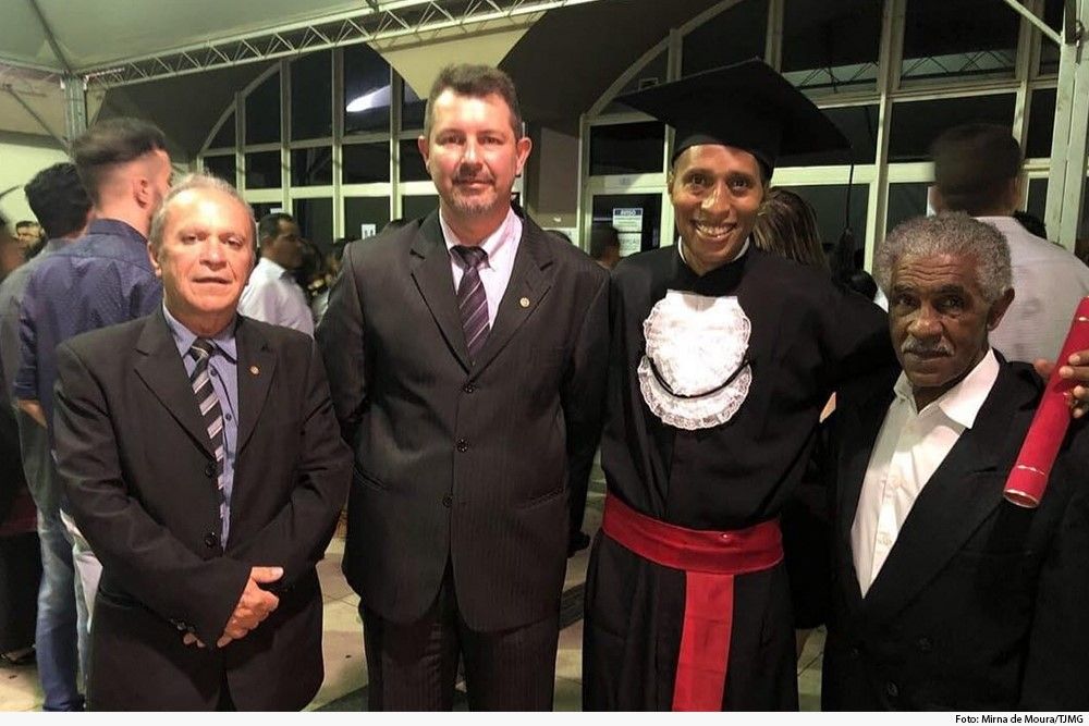(Da esq. para a dir.) Os ju&iacute;zes Afonso Jos&eacute; de Andrade e Wagner Cavalieri, com o ent&atilde;o formando em Direito, Samuel da Silva, e seu pai adotivo, Jos&eacute; In&aacute;cio Gomes