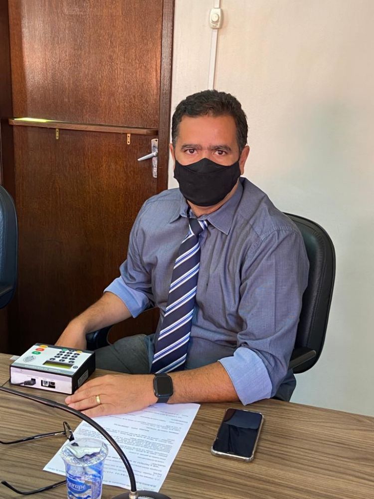 Vereador Hamilton Alves explica que essa emenda foi apresentada pela comiss&atilde;o de educa&ccedil;&atilde;o da C&acirc;mara Municipal
