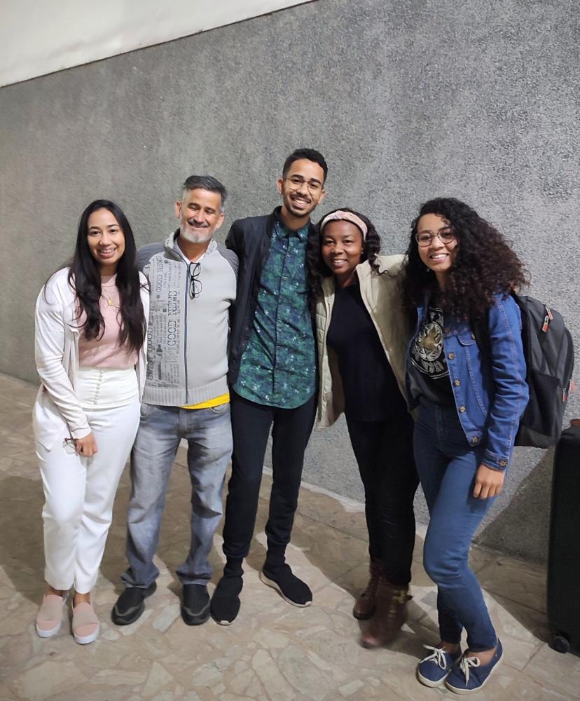Luiz Fernando entre os pais Ademir López Simões e Elisângela de Conceição e as irmãs Luiza Mariana Simoes e Laura Camila Simões