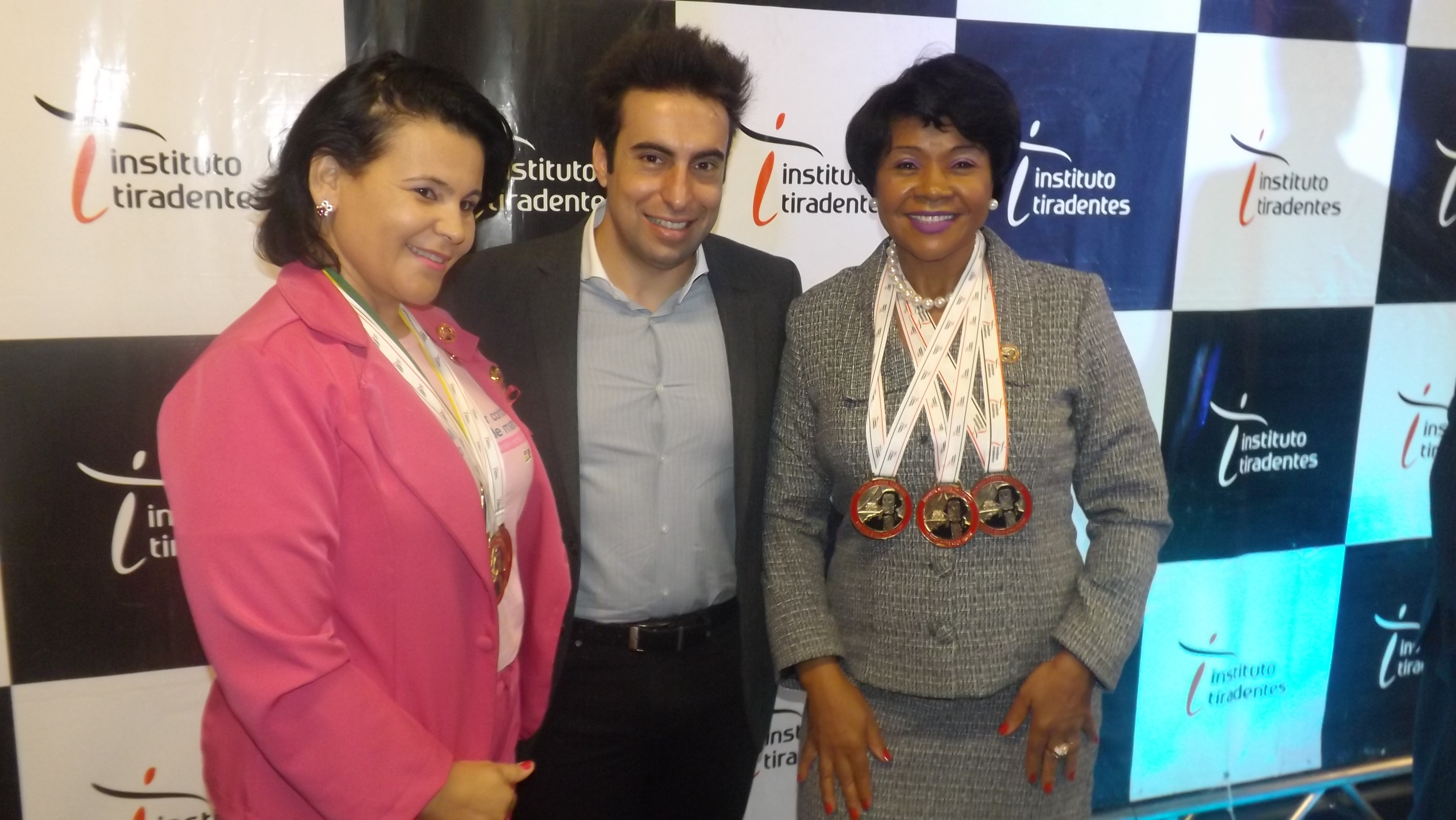 Conceição Arruda é condecorada com Medalha dos Inconfidentes