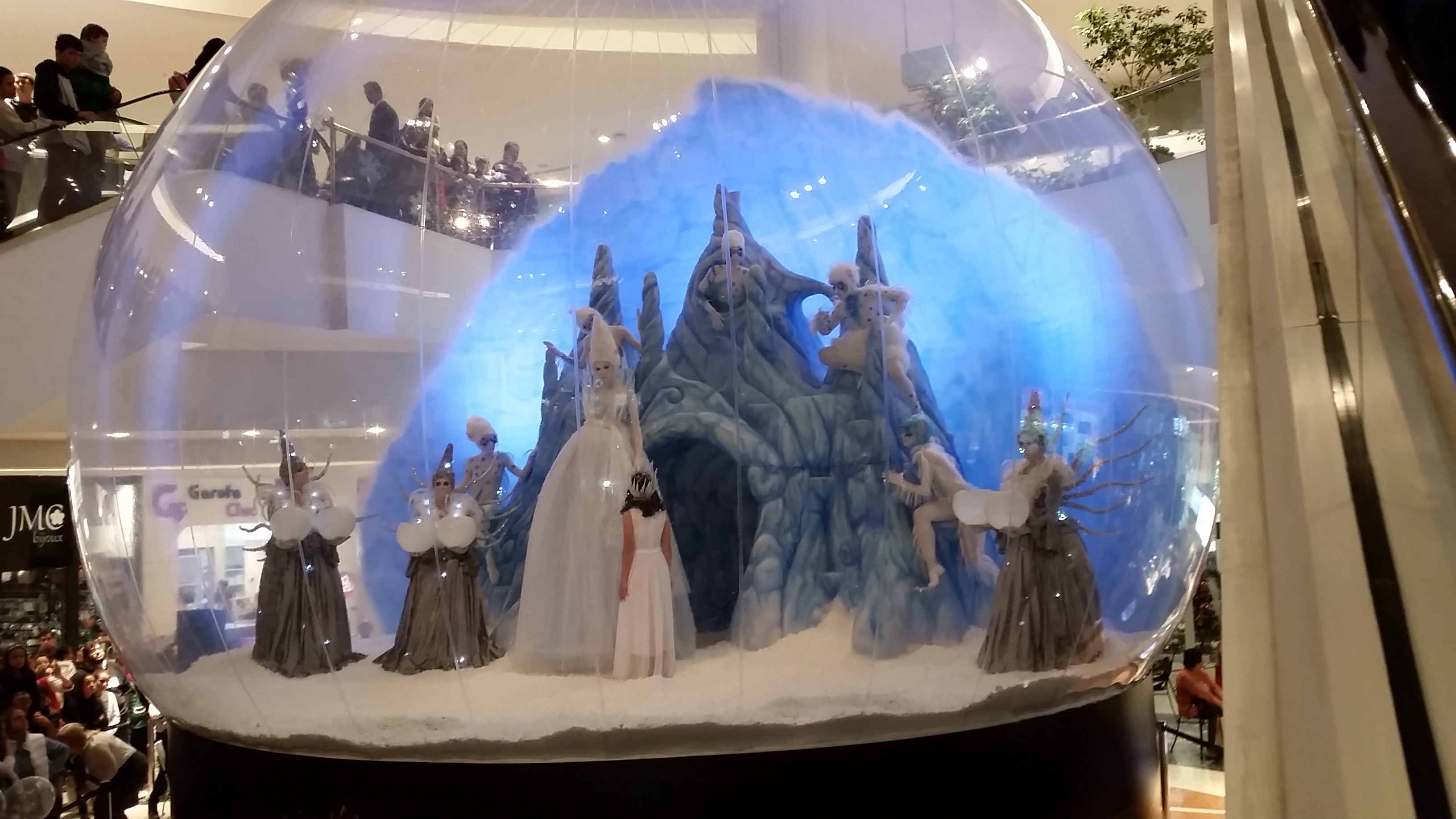 Espetáculo em globo de neve emociona e bate recordes