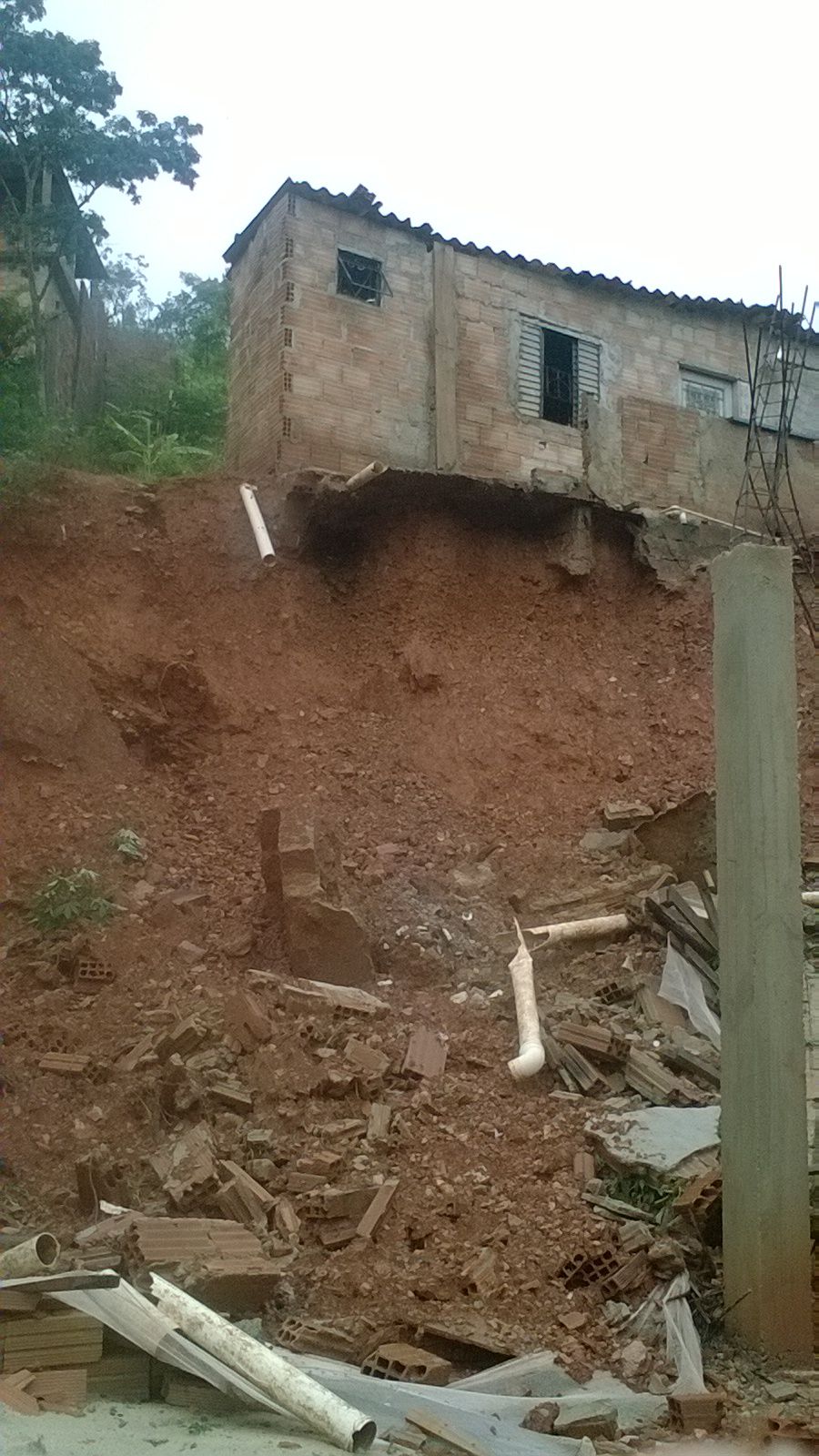 Chuva deixa centenas de moradores desalojados e desabrigados em Sabará