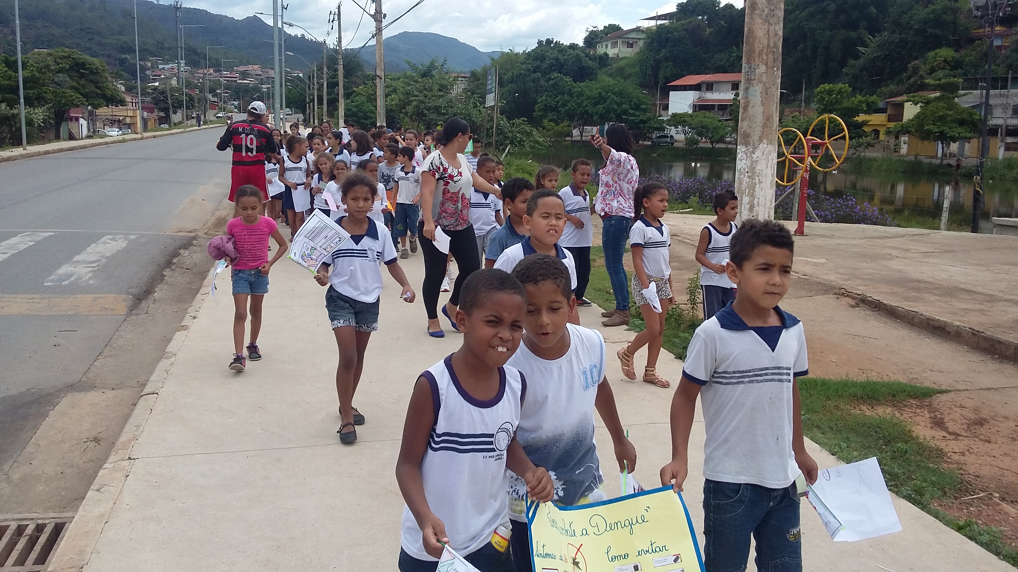 Estudantes realizam passeata contra o Aedes aegypti