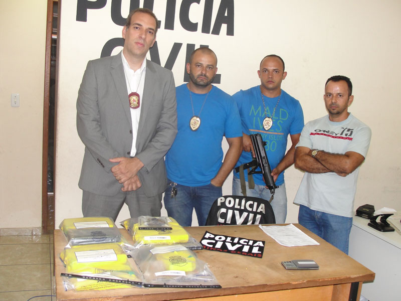 Polícia Civil encontra cocaína dentro de veículo apreendido