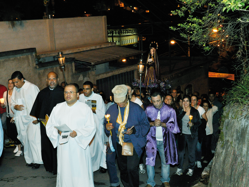 Fiéis realizam a Via Sacra de Cristo durante a madrugada