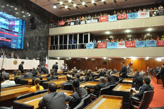 Plenário aprova em 2º turno projeto de reajuste da educação