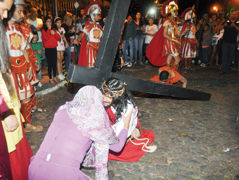 Grande público assiste encenação da Paixão de Cristo