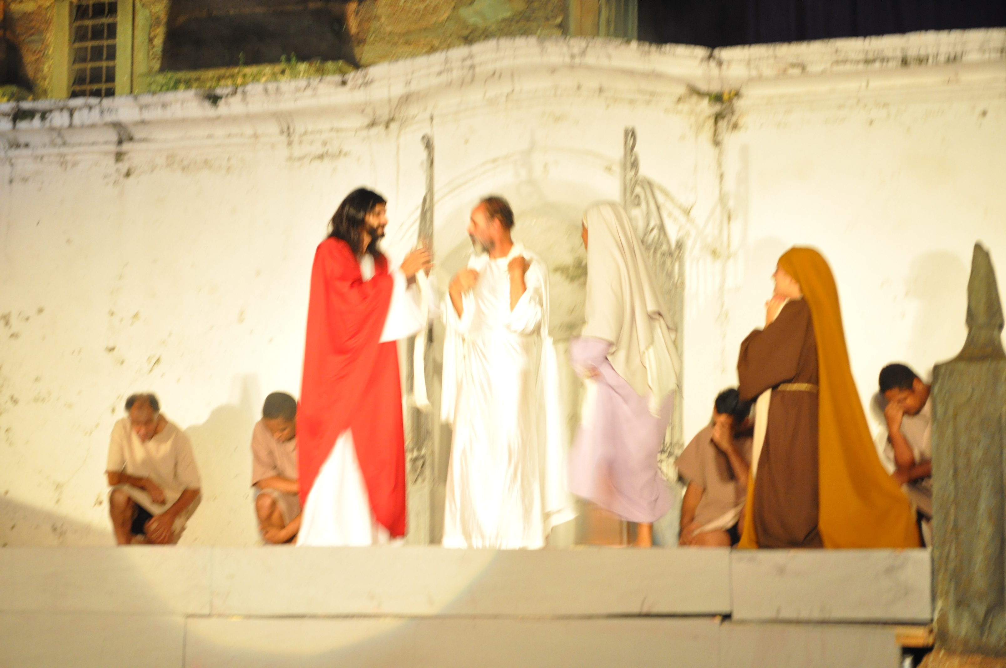 Espetáculo da Paixão de Cristo lota praças e ruas da cidade e encanta moradores e turistas