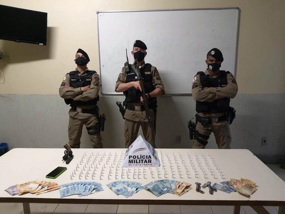 Dois homens com ficha criminal extensa são presos por tráfico de drogas e porte ilegal de armas