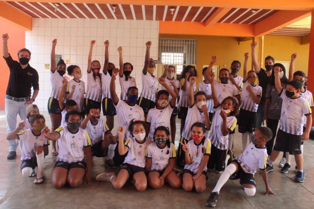 Beneficiados de projeto em Sabará recebem uniforme