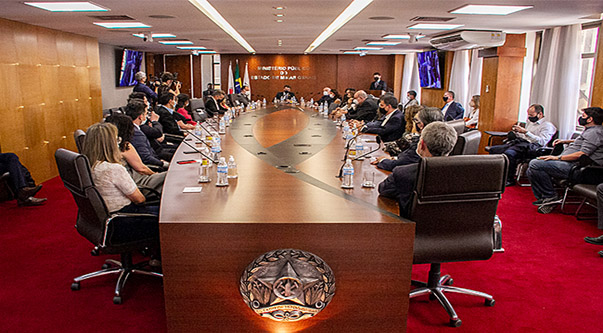 Empresas assinam termo de adesão aos projetos 