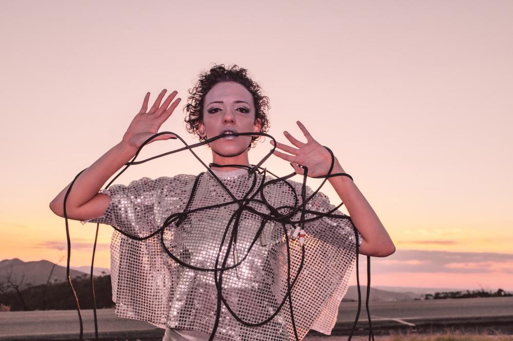 Sabarense, Yasmin Umbelino antecipa disco com single e clipe “Plexos”