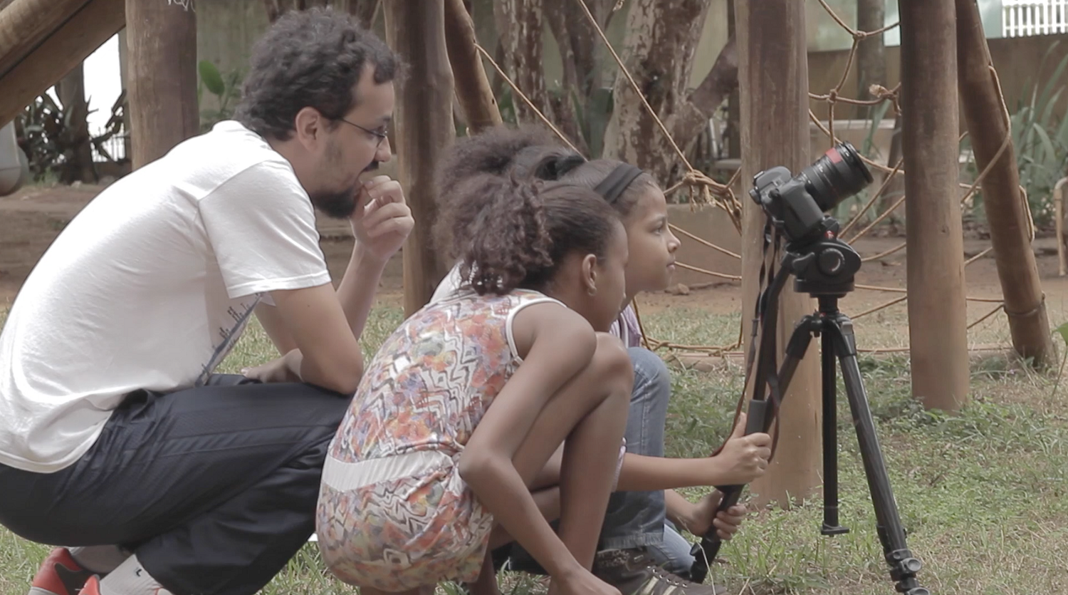 Alunos de Sabará vivenciam a experiência do cinema na escola 
