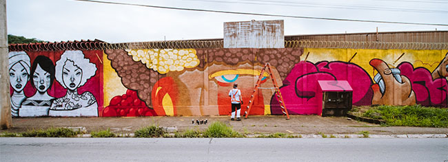 Grafiteiros transformam muro de siderúrgica em arte