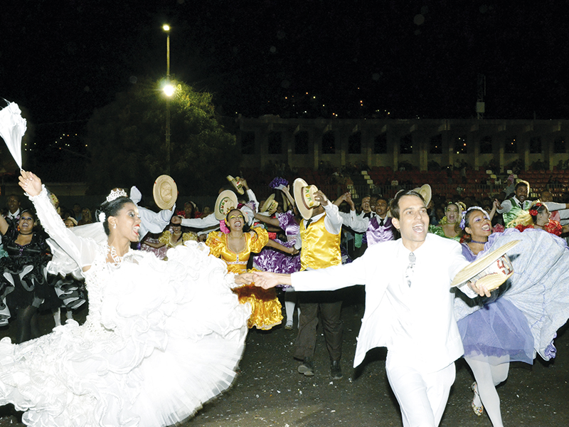 Quadrilhas juninas esquentam a noite de diversos bairros da cidade