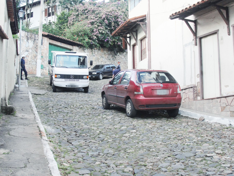 Carros estacionados na rua da Intendência interditam trânsito