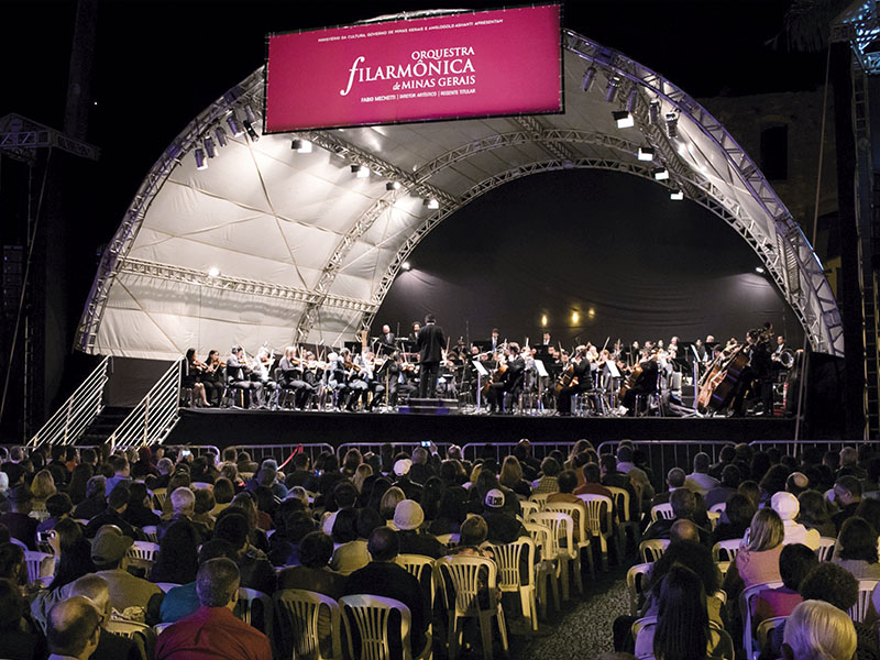 Sabará se rende à música clássica e lota praça para ouvir a Filarmônica de Minas Gerais