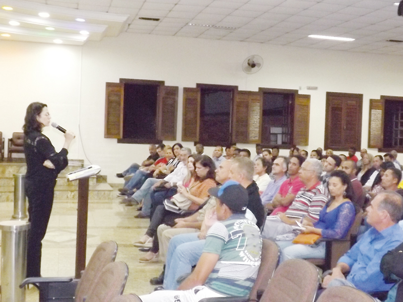 Juíza eleitoral orienta candidatos em reunião