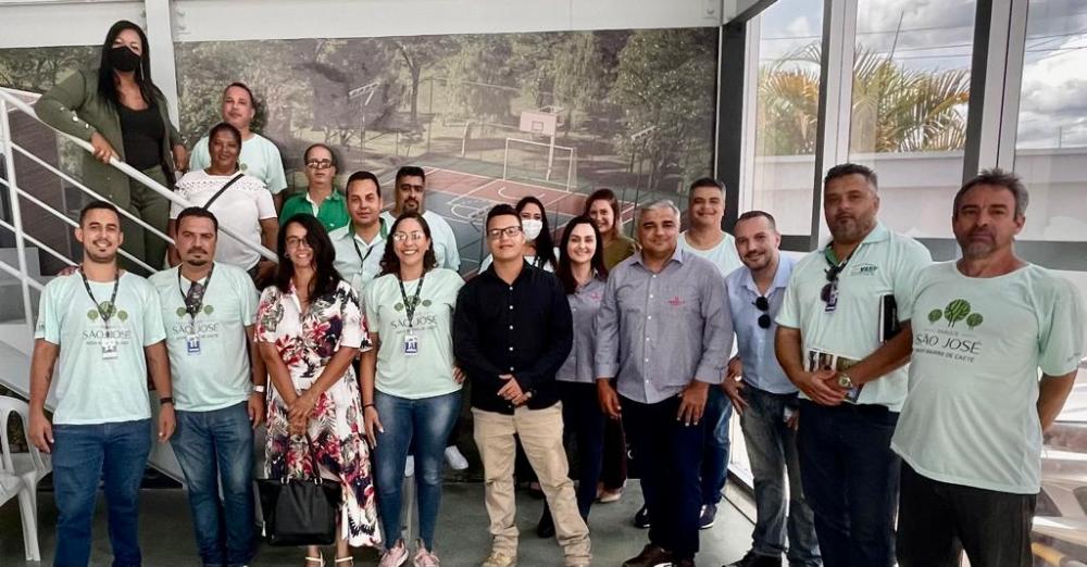Equipe de Vendas da Varp Imóveis com o presidente da Urbaville, Vinícius Diniz