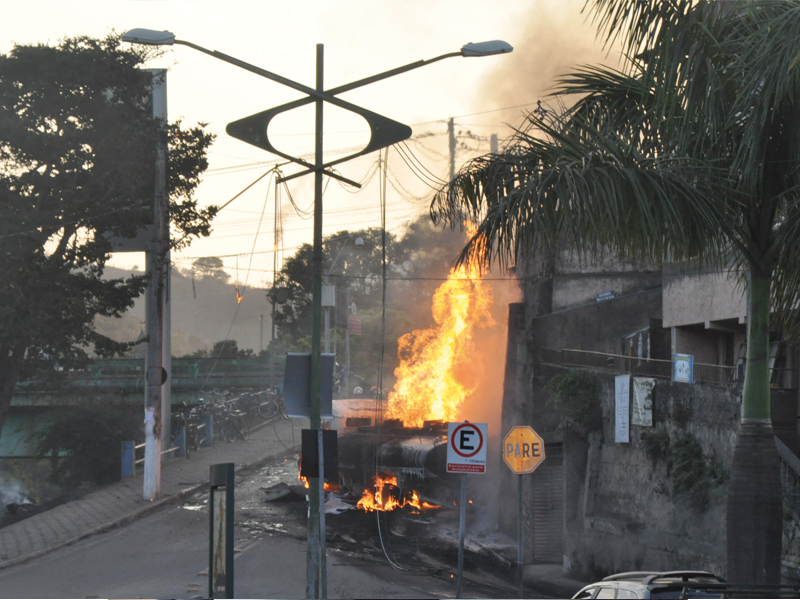 Fogo em posto de gasolina deixa população em pânico