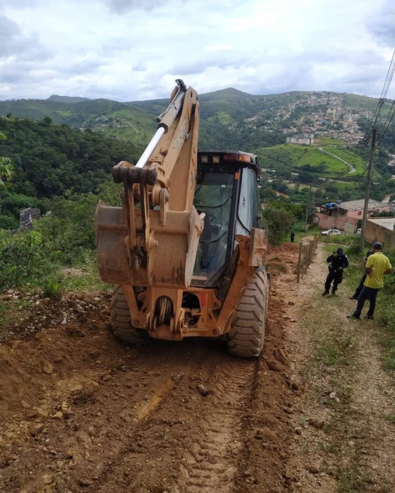 Prefeitura apreende retroescavadeira em ação irregular em Roça Grande