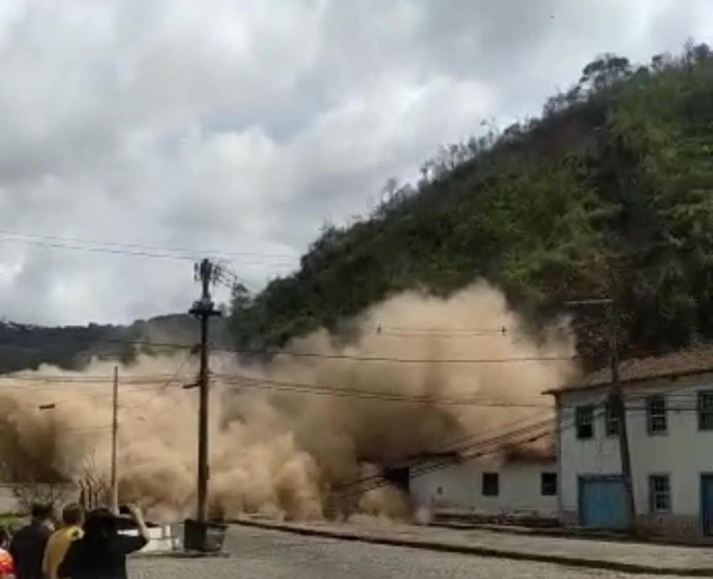 Morro da Forca desaba em Ouro Preto e atinge casarões
