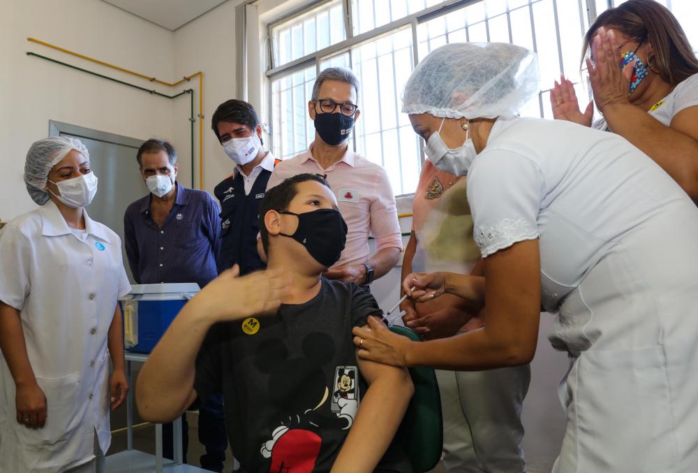 Primeira criança vacinada em Minas tem dez anos e mora em Vespasiano, na RMBH