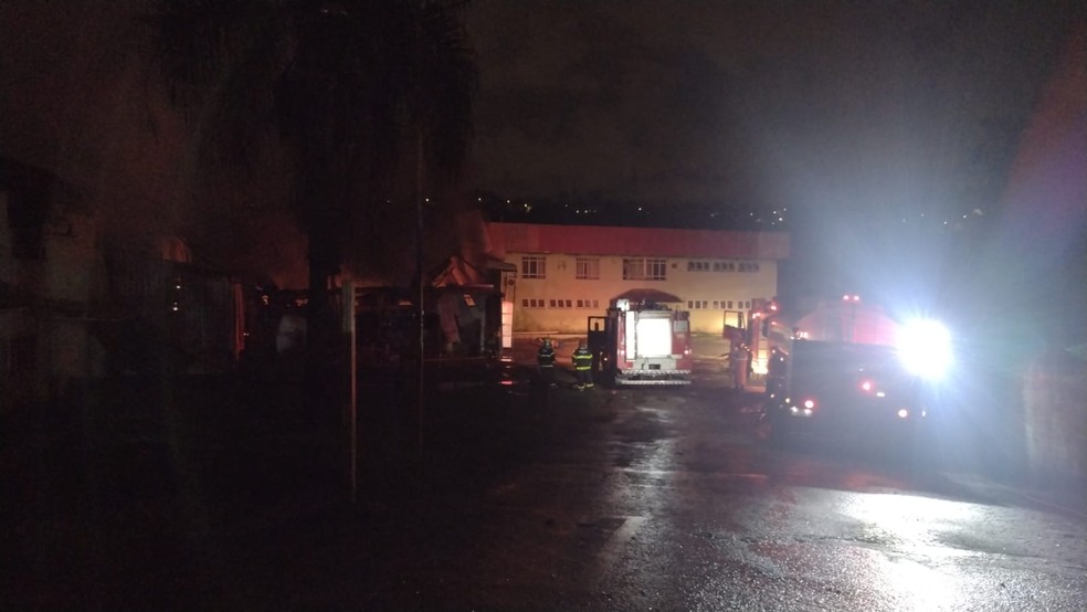 Bombeiros controlam incêndio em fábrica de colchões em Sabará