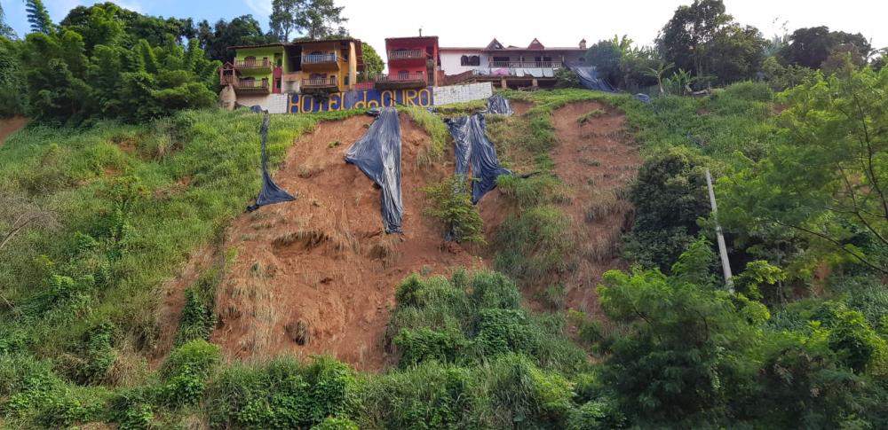 Encostas próximas ao Hotel do Ouro ligam sinal de alerta