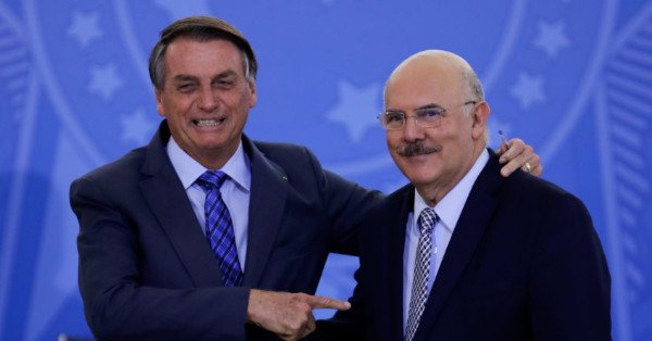 Em ato no Planalto, Bolsonaro e ministro assinam portaria que oficializa reajuste de professores