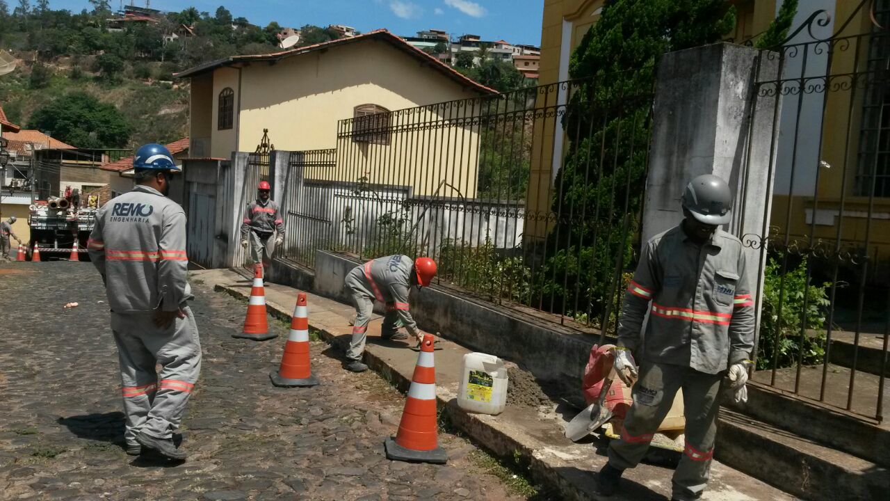 Postes sem utilidade estão sendo retirados do Centro Histórico
