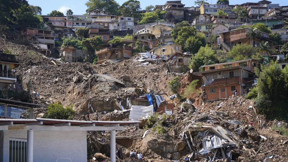 Bombeiros esperam encontrar vítimas com vida em Petrópolis 