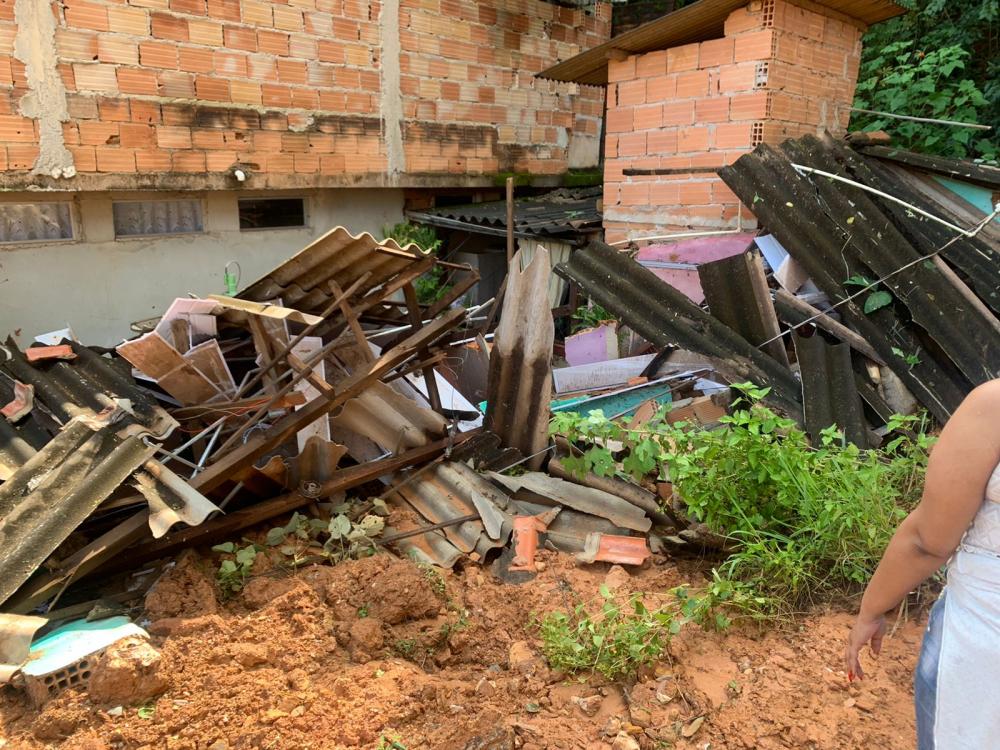 Casa é soterrada na Rua Pereira Vieira no centro histórico de Sabará, ninguém ficou ferido