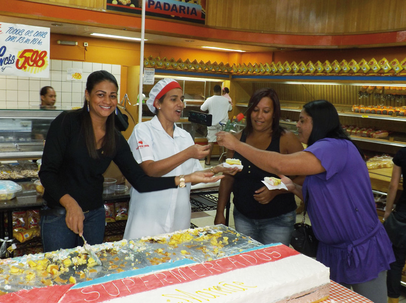 Supermercados Araújo distribui bolo e rosas para as mamães