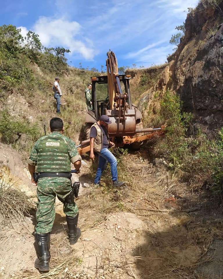 Retroescavadeira é apreendida por exploração irregular de Recursos Naturais em Sabará