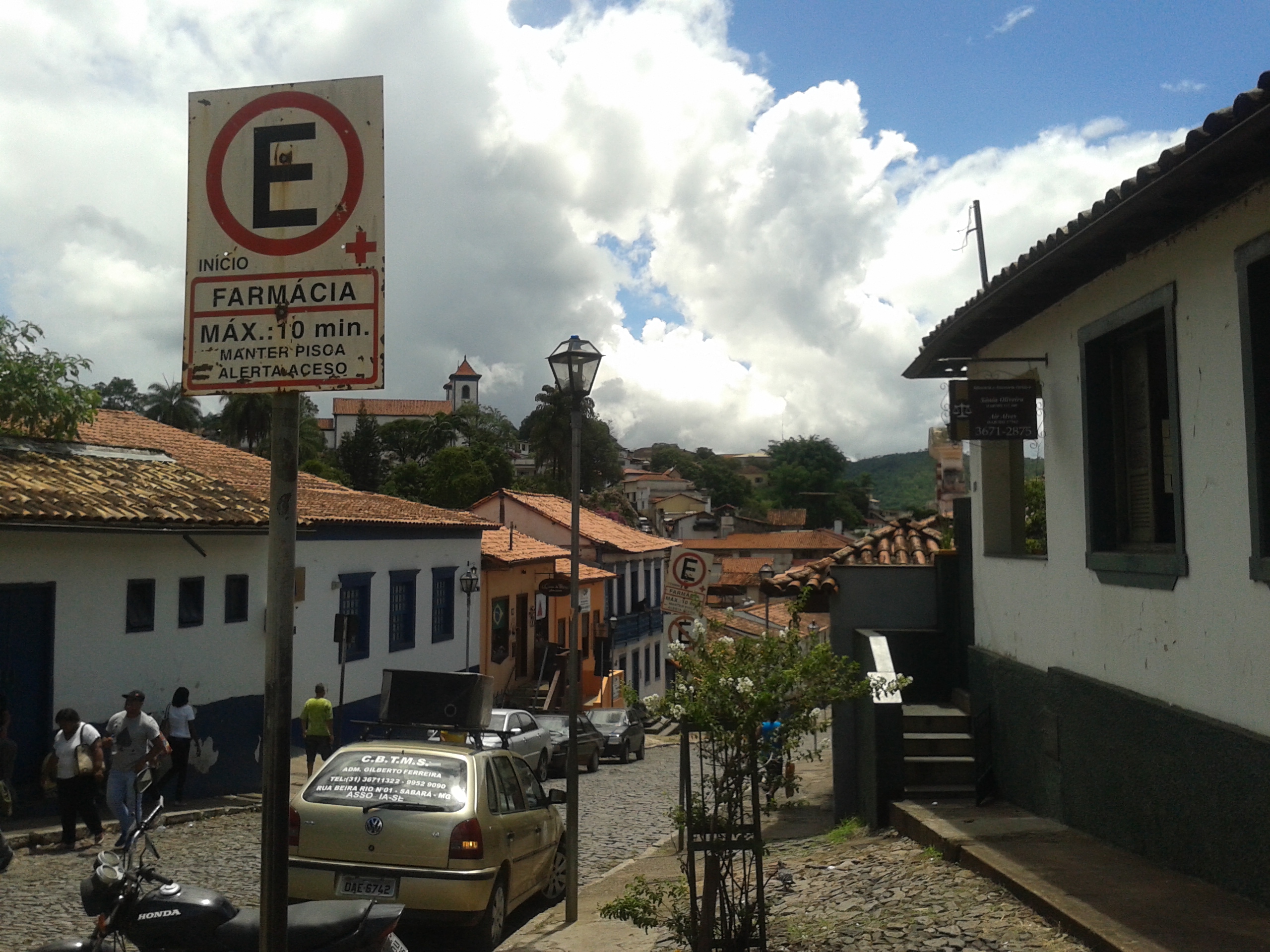 Motoristas pedem retiradas de placas de “permitido estacionar”