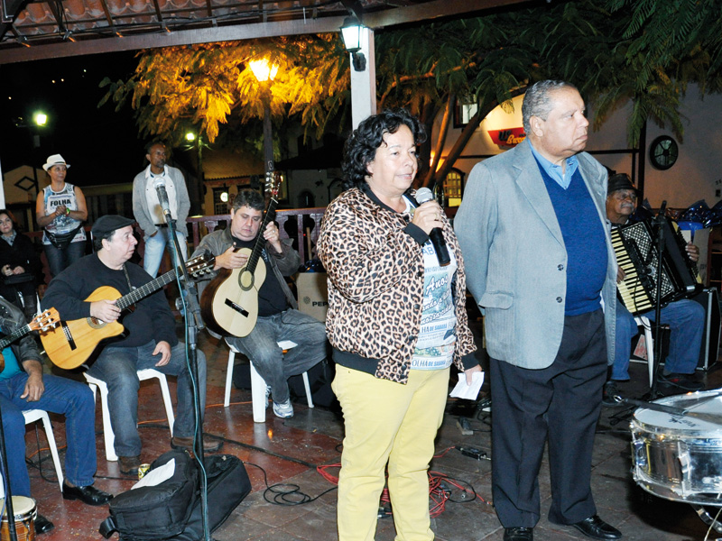 Boa música e solidariedade marcam homenagem as mães e as comemorações dos 25 anos da Folha de Sabará