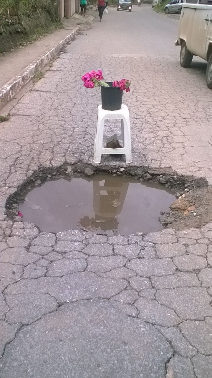Crateras em ruas da cidade causam transtorno a moradores