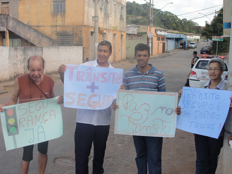 Manisfestantes exigem mudanças no trânsito próximo 