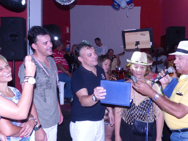 Baile dos Enxutões abre as portas do carnaval sabarense homenageando os 25 anos da Folha de Sabará