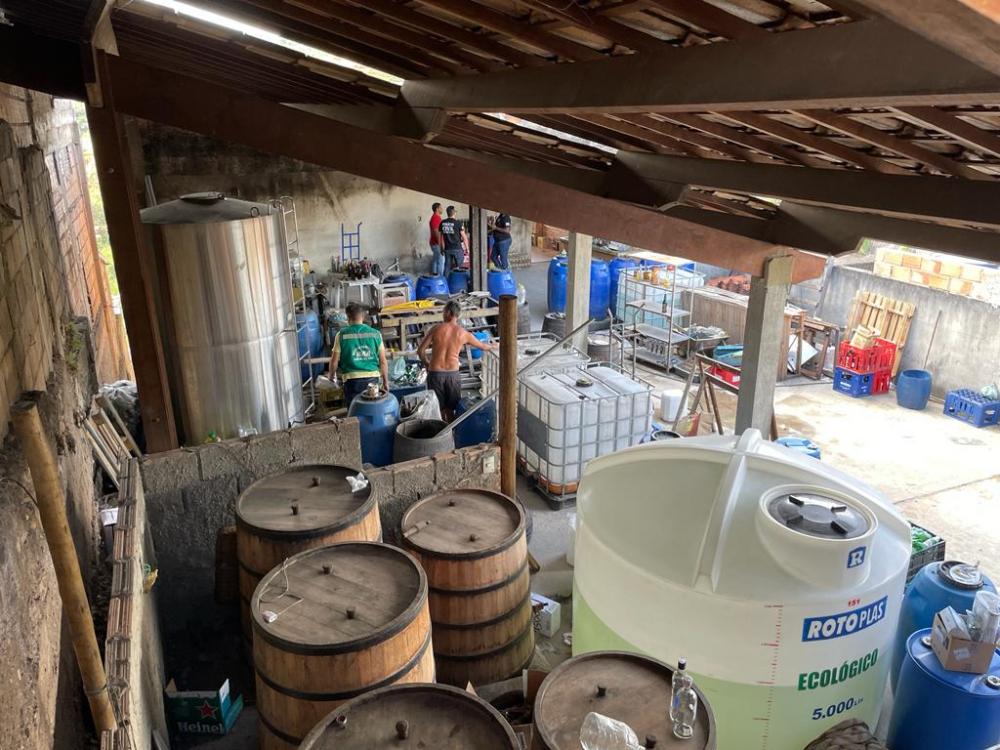 Polícia Civil fecha fábrica clandestina de Bebidas em Sabará