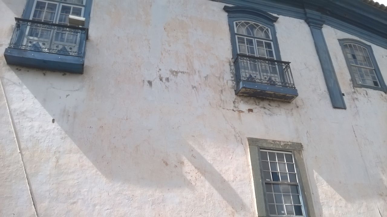 Prédio da Prefeitura espera por restauração agonizando