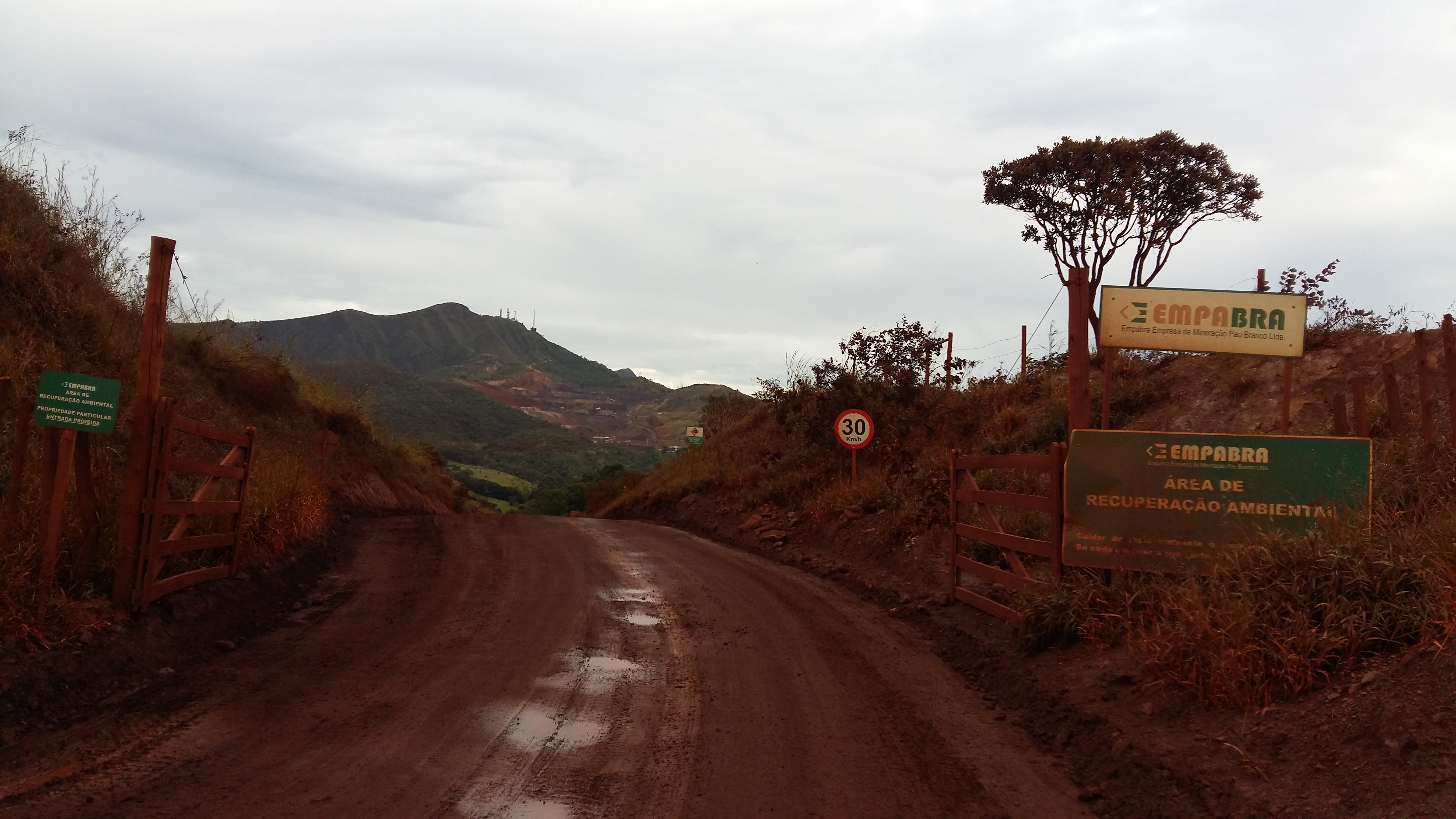 Caminhões de mineradora preocupam moradores