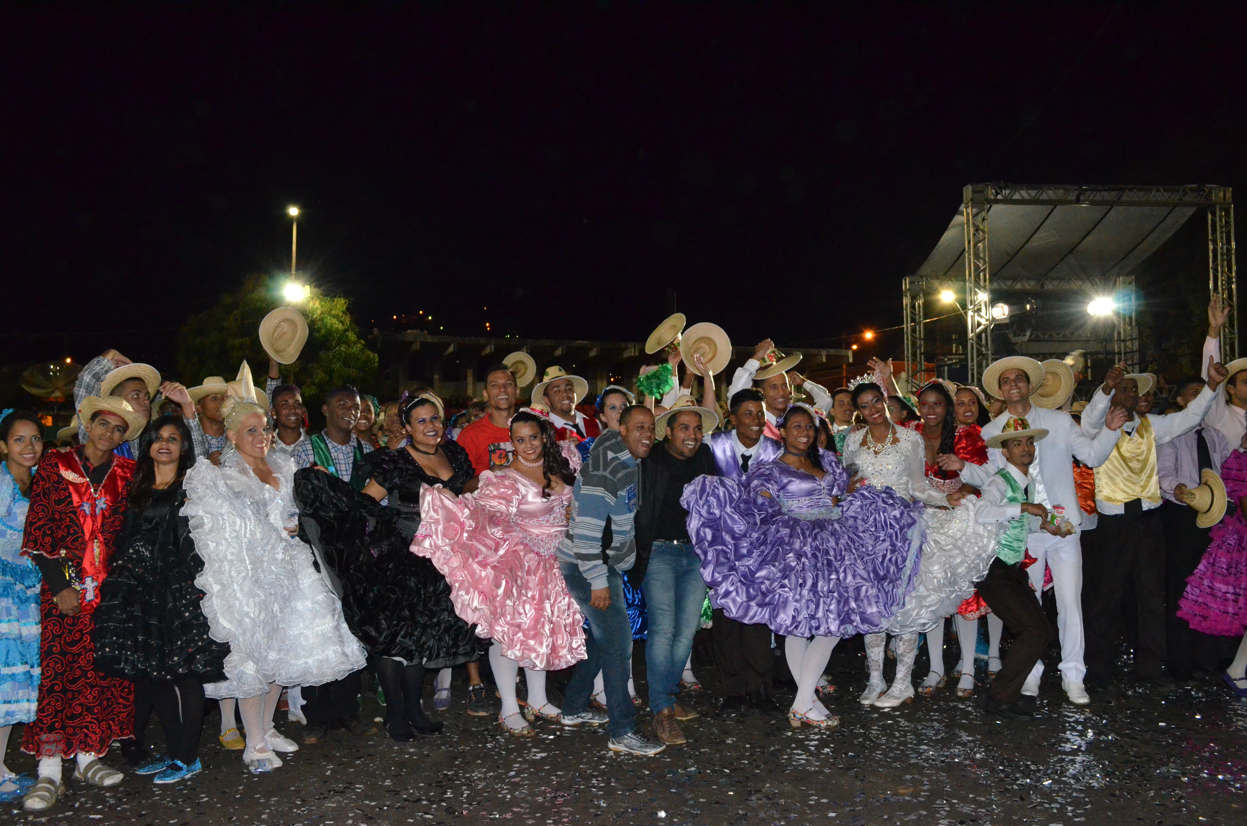 “E Vamu pro arraiá que a Festa Junina vai começar”