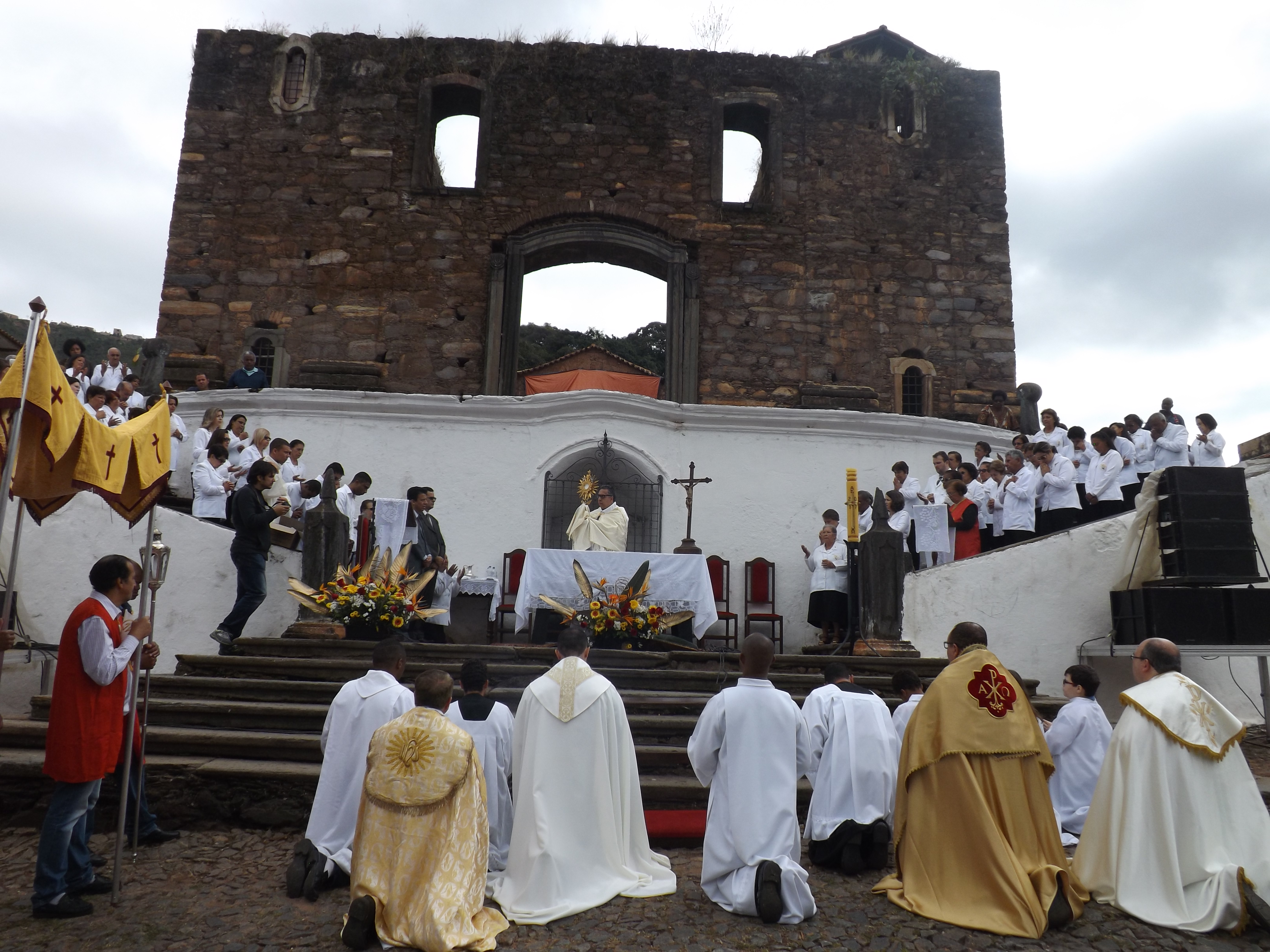 Fiéis celebram o Corpo de Cristo