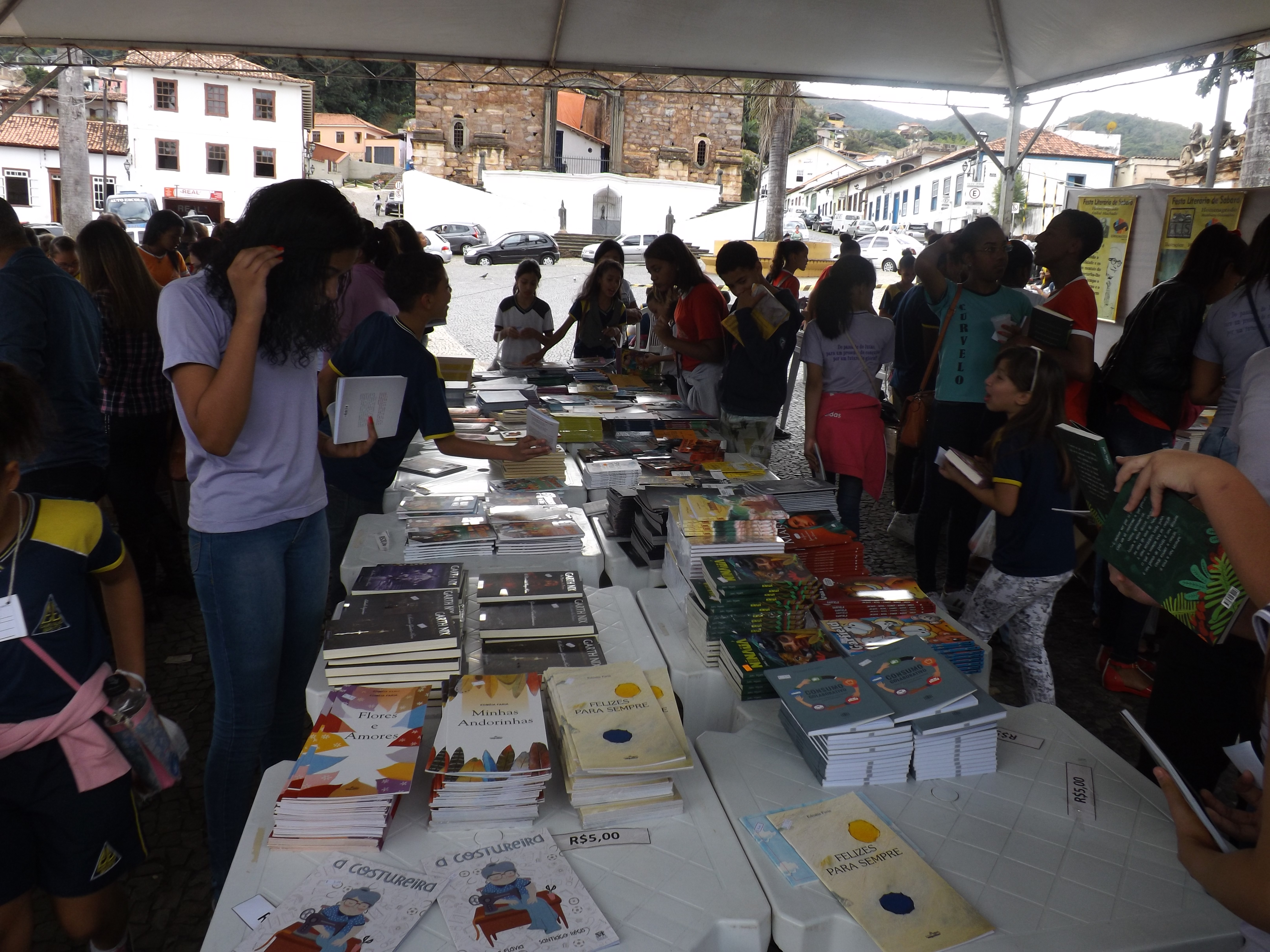 Flis reúne dezenas de artistas e oferece uma diversidade de atrações para turistas e sabarenses