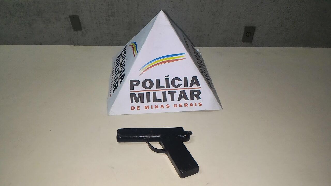 PM apreende garoto de 15 anos com réplica de pistola 