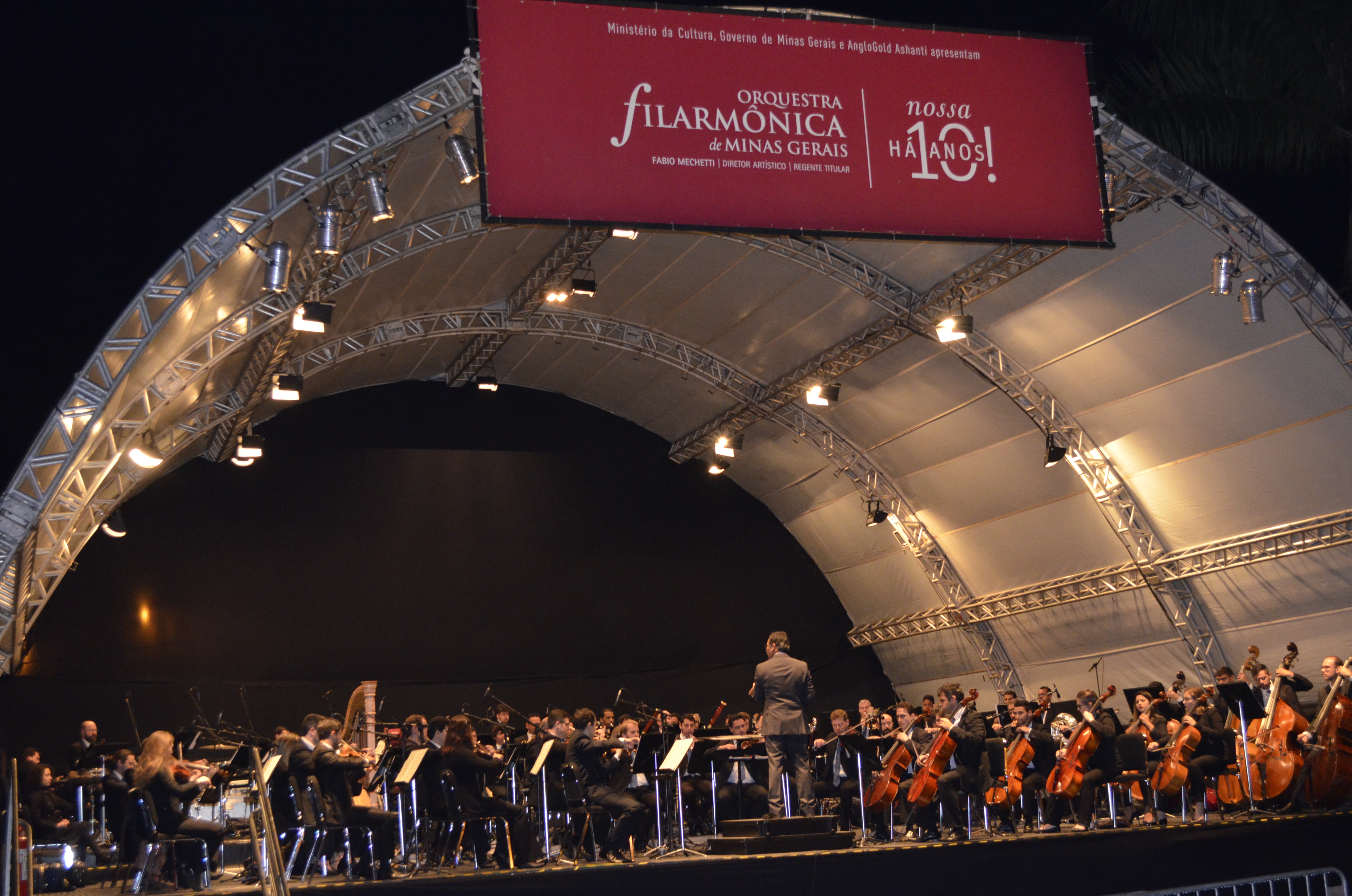 “A orquestra já nos chamou...Abri meu coração, tremeu o chão...”