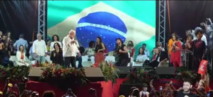 Bomba caseira com fezes é atirada próximo a palco em evento de Lula no Rio