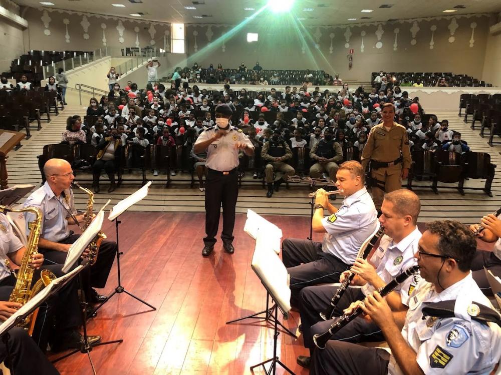 Solenidade de formatura do Proerd leva alegria e descontração para alunos do 5º ano